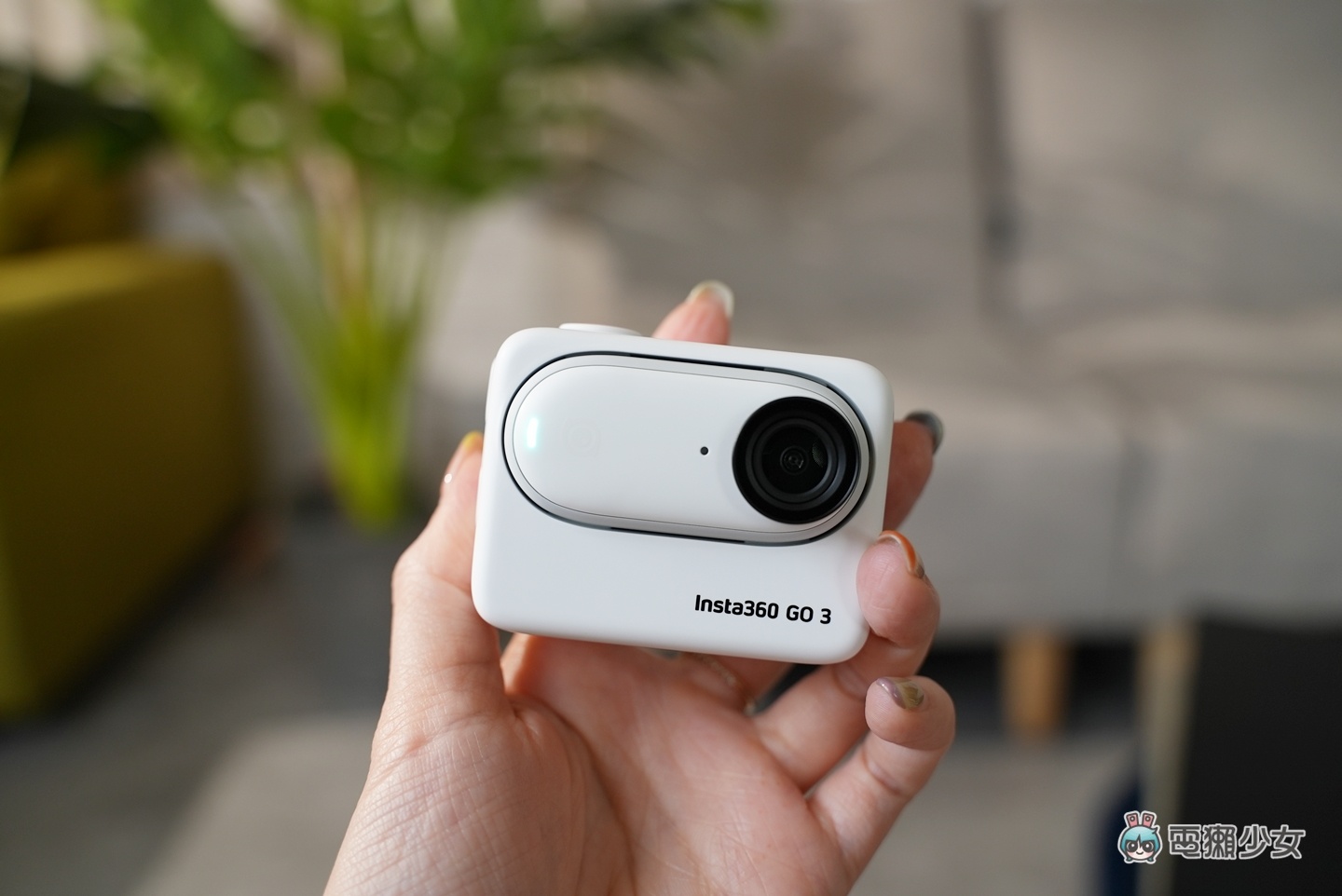 開箱｜最輕巧的運動相機第三代 Insta360 Go 3，小巧要如何給你大螢幕？解法來了