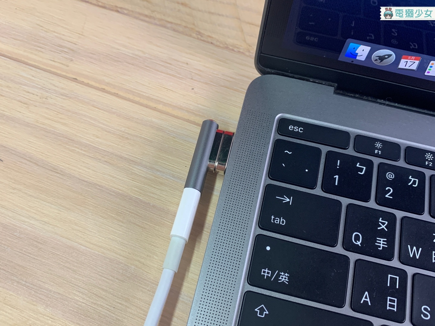踢到充電線也不怕電腦摔下來『 iEasy 磁吸轉接頭 』把 MacBook 或 PC 的 Type-C 孔變成磁吸式！