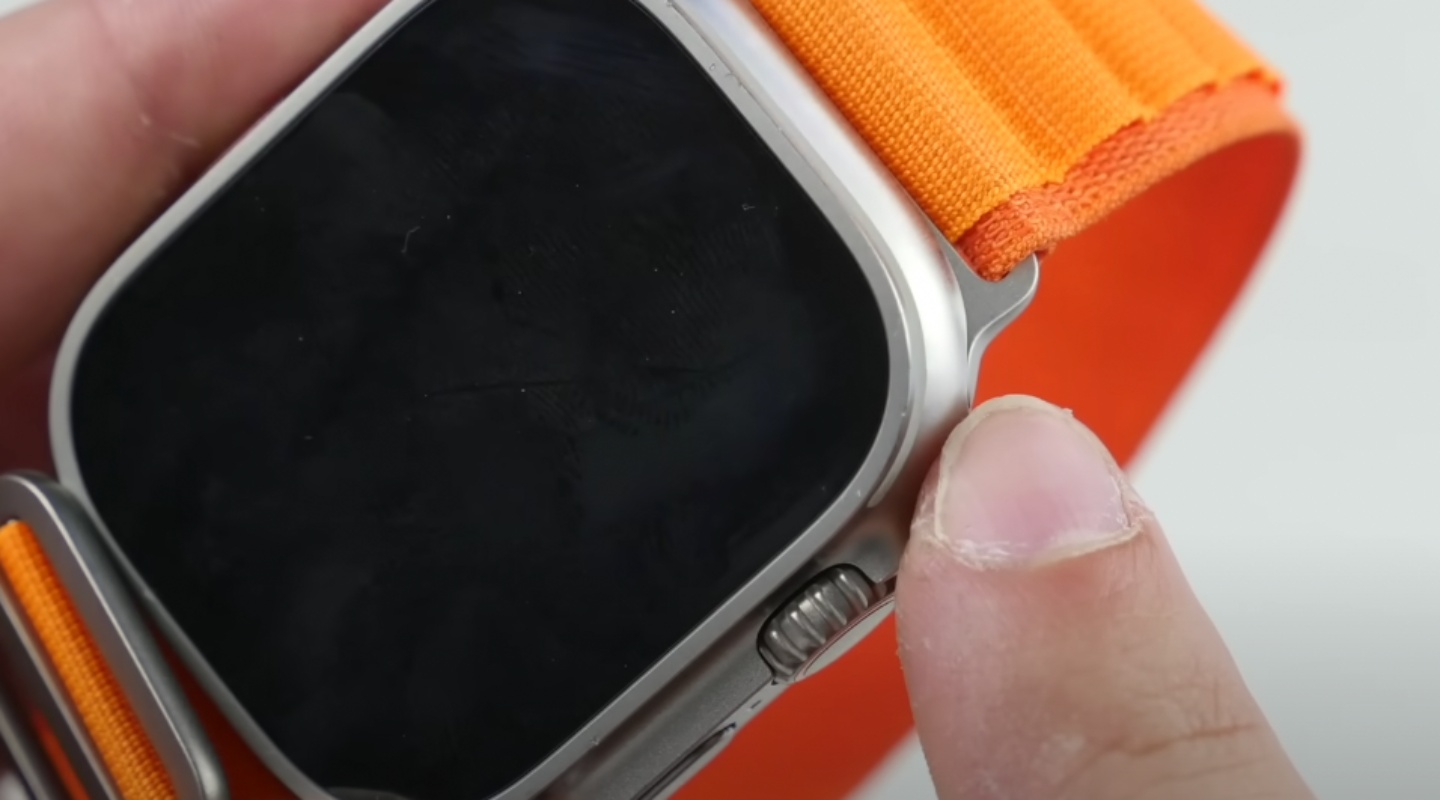 Apple Watch Ultra 夠不夠堅固？國外 YouTuber 拿鐵鎚猛敲 結果先被敲碎的是桌子