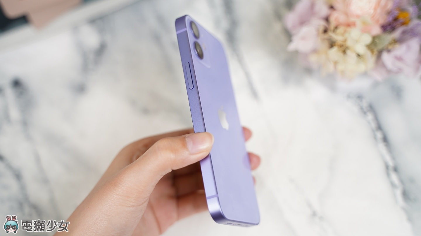 紫色的 iPhone 12 新色開箱！跟 iPhone 11 比，你喜歡哪一種紫呢？