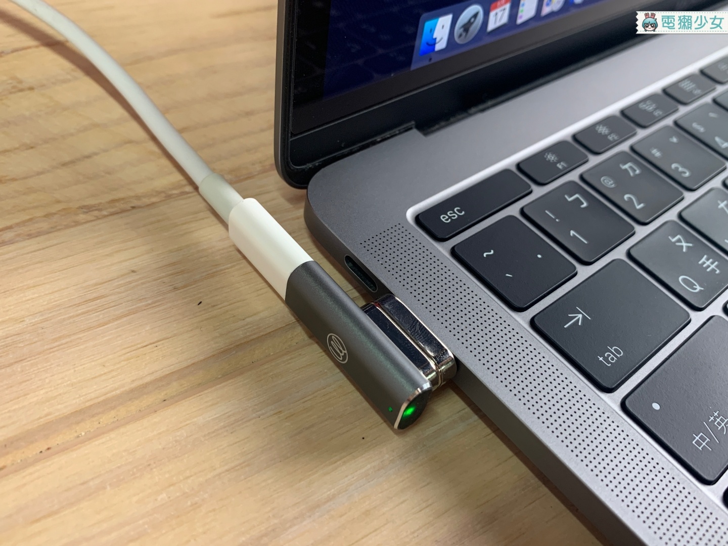 踢到充電線也不怕電腦摔下來『 iEasy 磁吸轉接頭 』把 MacBook 或 PC 的 Type-C 孔變成磁吸式！