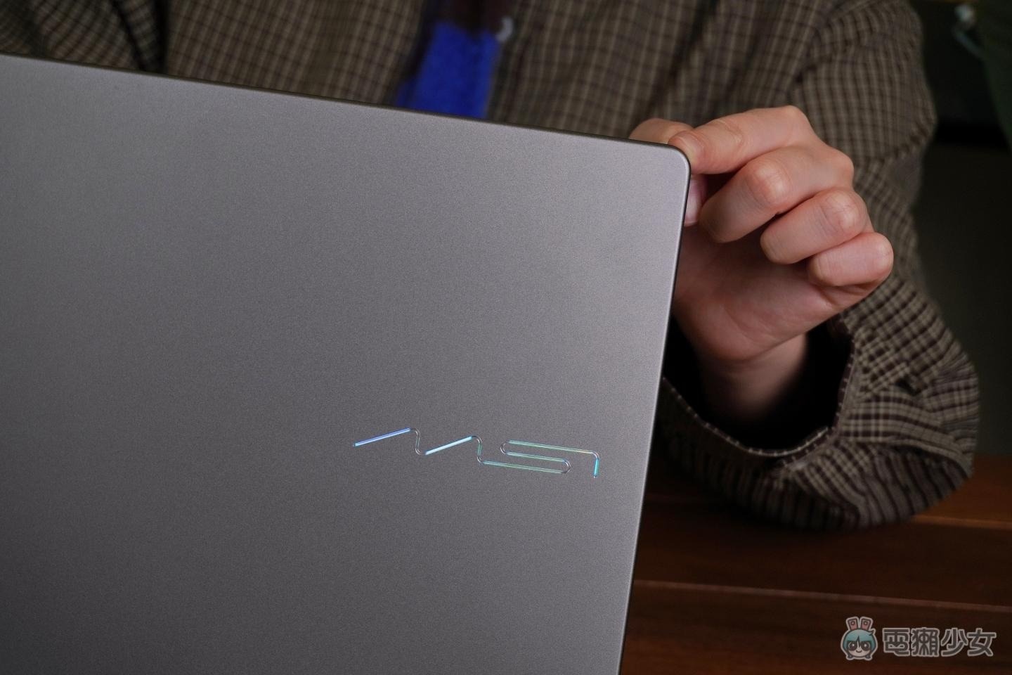 【開箱】有 AI、高續航、還能玩 3A 級大作?全新 MSI Prestige 14 Flip AI+ 輕薄翻轉筆電 打破商務機的刻板印象！