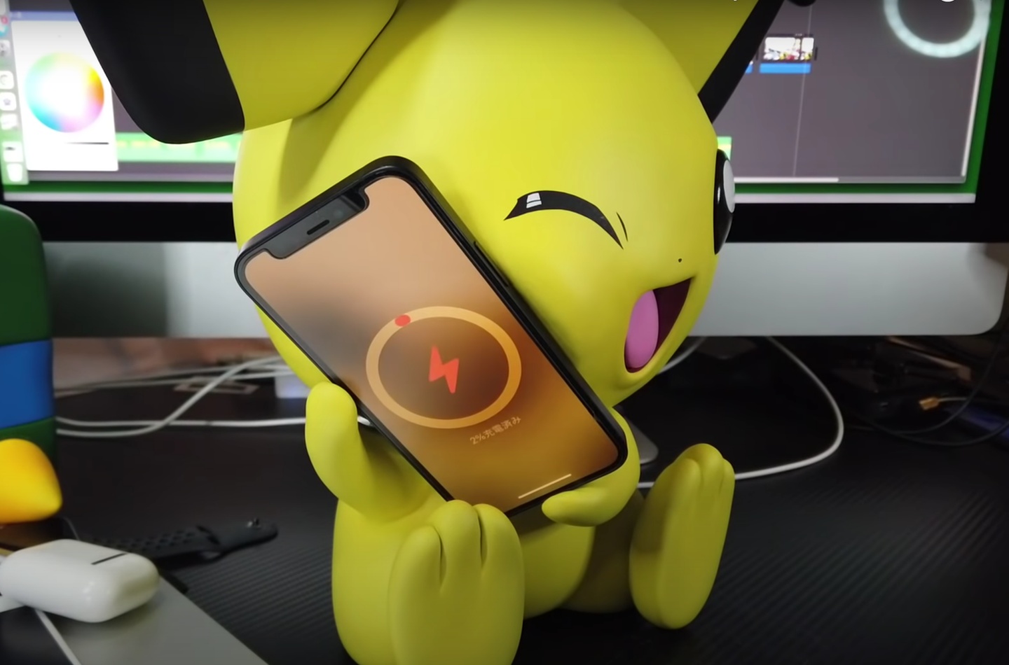 超萌！日本網友自製精靈寶可夢皮丘『 無線充電版 』吸上臉頰就能充電