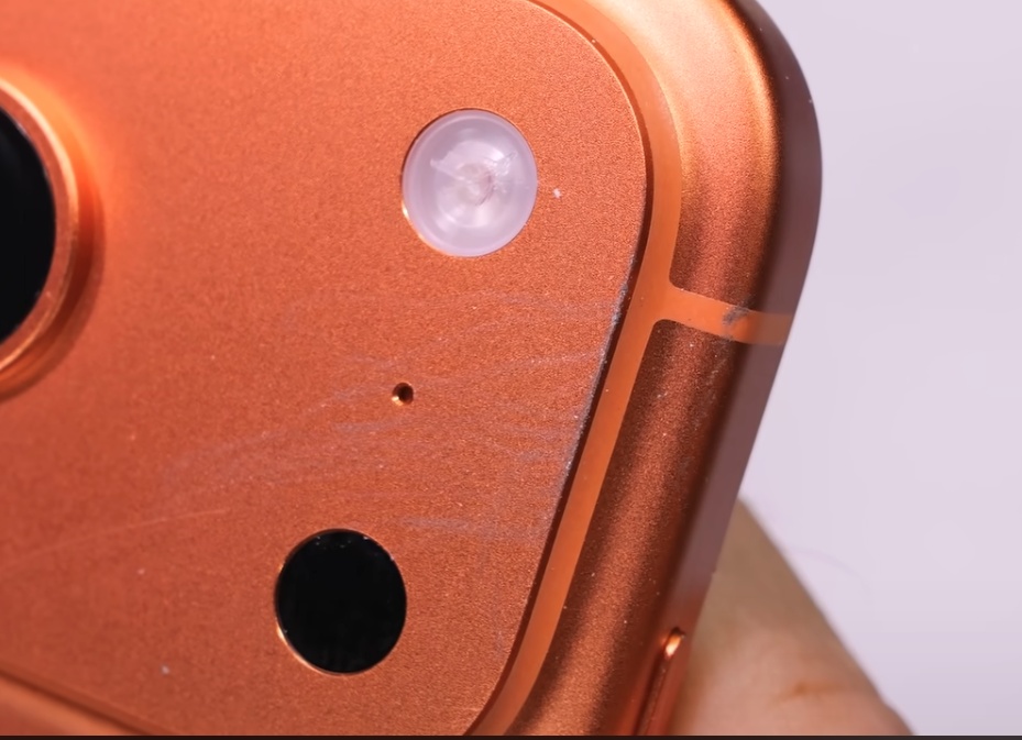 iPhone 17 Pro 鋁合金機身出現災情 藏藍色最容易刮傷、刮花、掉漆