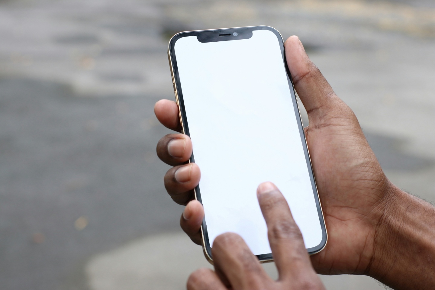 iPhone 傳開發「防搶自動上鎖」，被搶走的瞬間自己鎖起來｜電獺少女