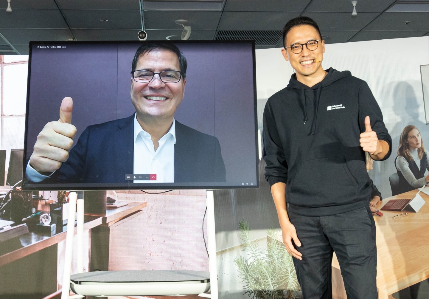 出門｜提升遠距會議的便利性『 Surface Hub 2S 』邊視訊還能共同編輯文件