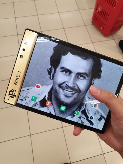 《毒梟》艾斯科巴的兄弟推出摺疊手機 Escobar Fold 1 售價台幣一萬初、號稱非常堅固！
