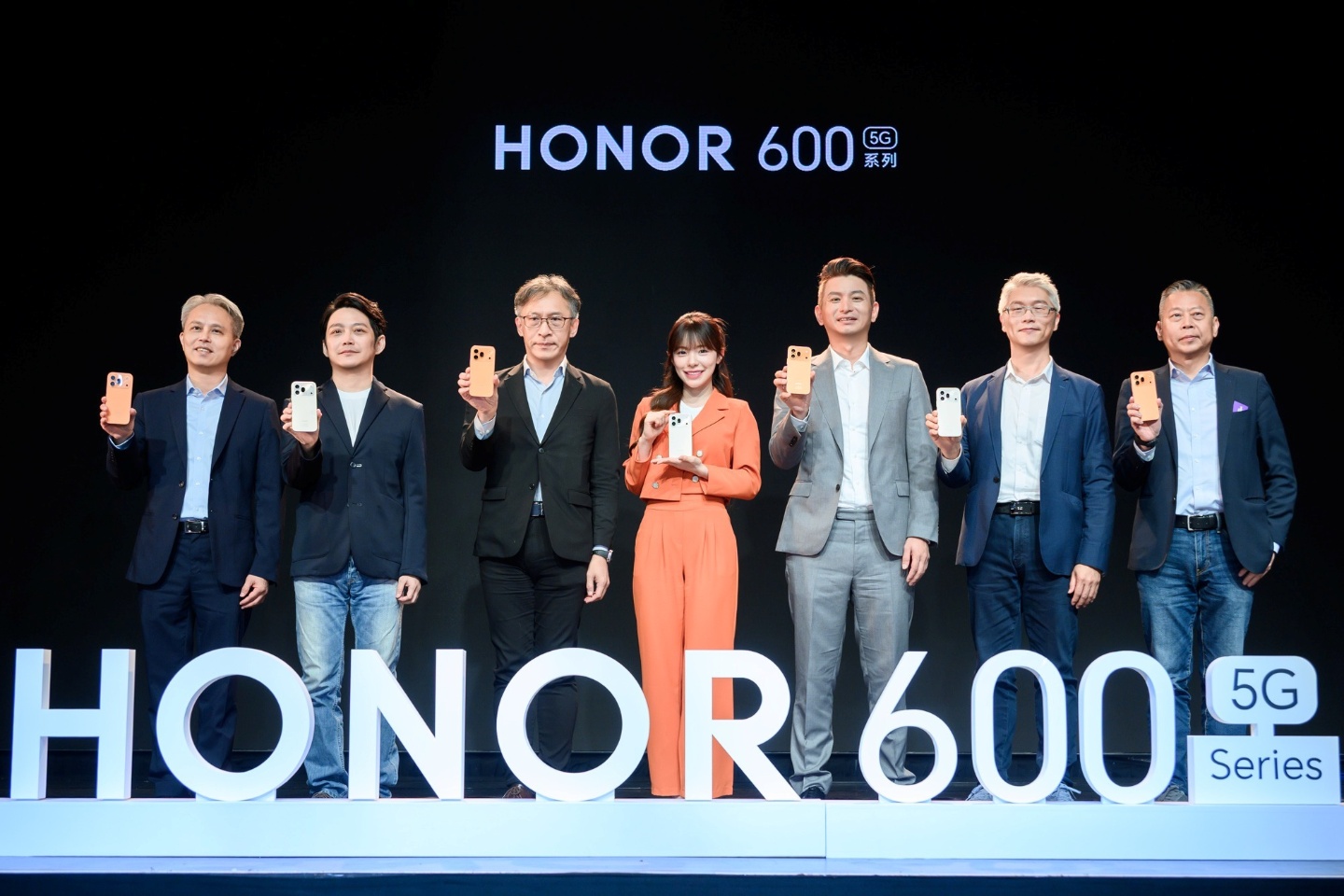李多慧拿 HONOR 600 系列！AI 圖轉影片一鍵生成、2 億畫素與 7000mAh 電量一次到位