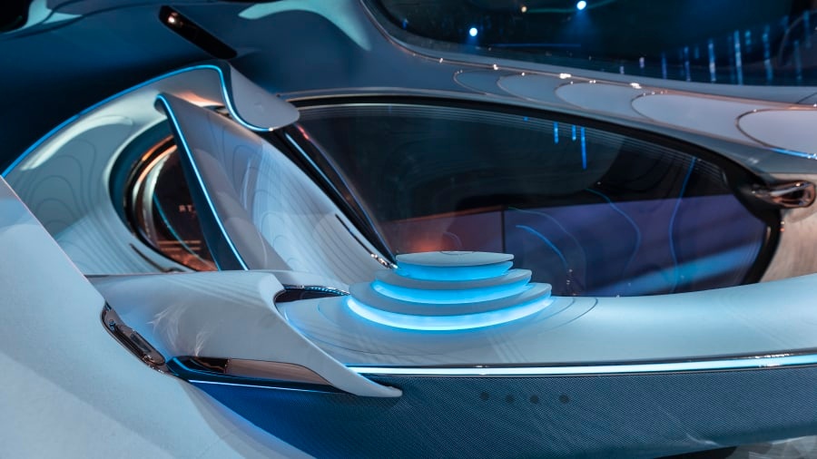 賓士在 CES 推阿凡達概念車 Vision AVTR！車背上有 33 個仿生鱗片、取消方向盤改用獨特控制器