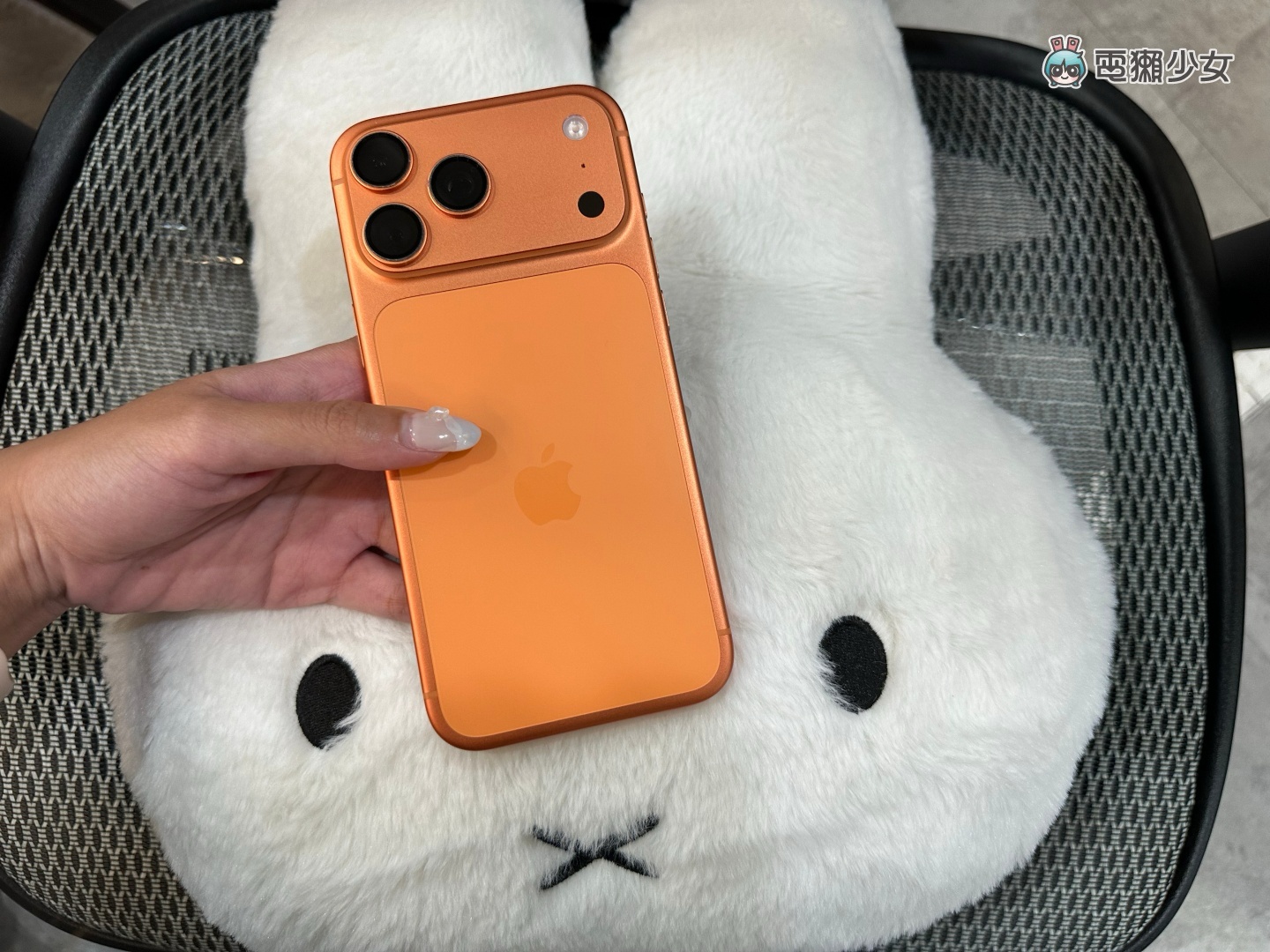 iPhone 17 Pro 鋁合金機身出現災情 藏藍色最容易刮傷、刮花、掉漆