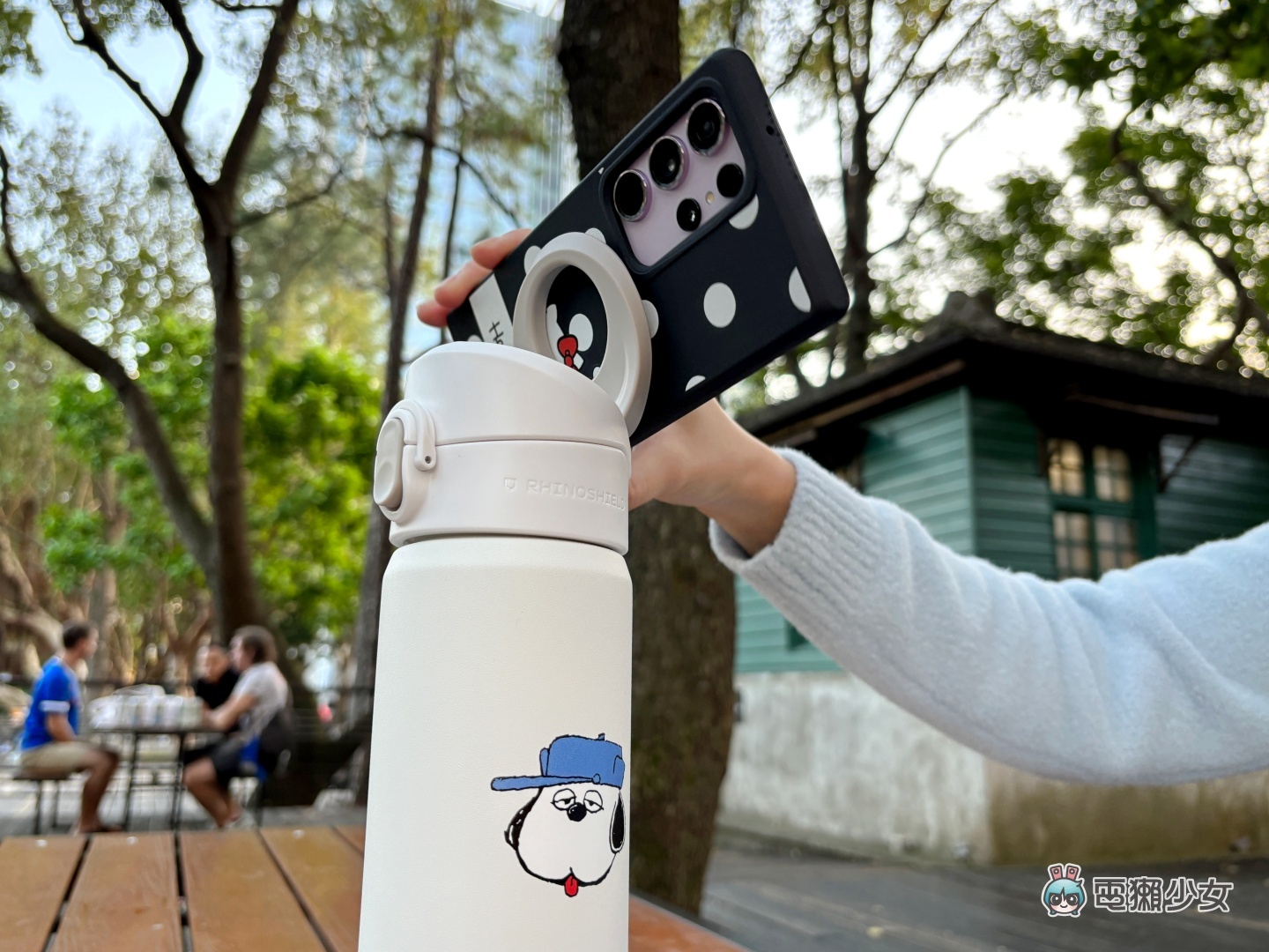 開箱｜犀牛盾 AquaStand 磁吸水壺：是水壺也是手機支架！要用它來追劇或自拍都行