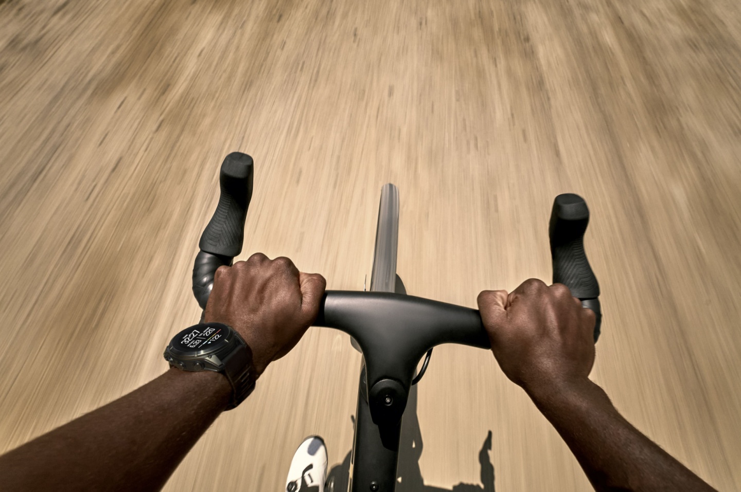 Garmin fēnix 8 Pro 登場！全球首款 MicroLED 智慧錶，內建腕上直接發送 SOS 功能