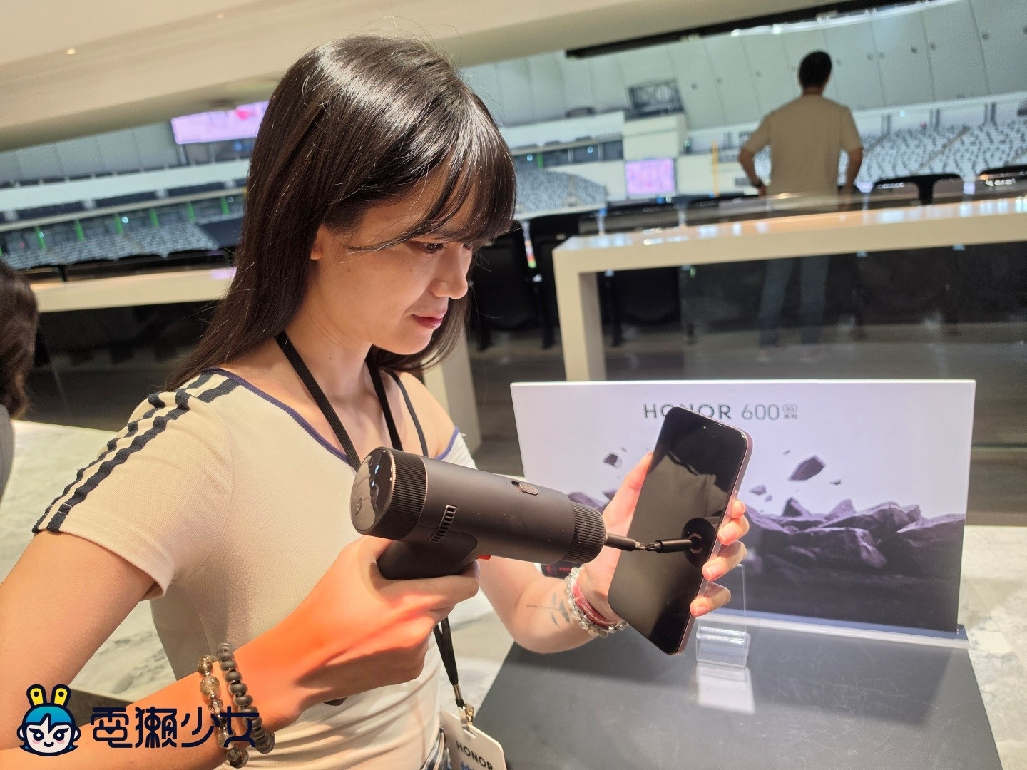 出門｜HONOR 600S/ 600 Lite 手機可以摔 2.5 公尺？ 大巨蛋看味全龍球賽體驗