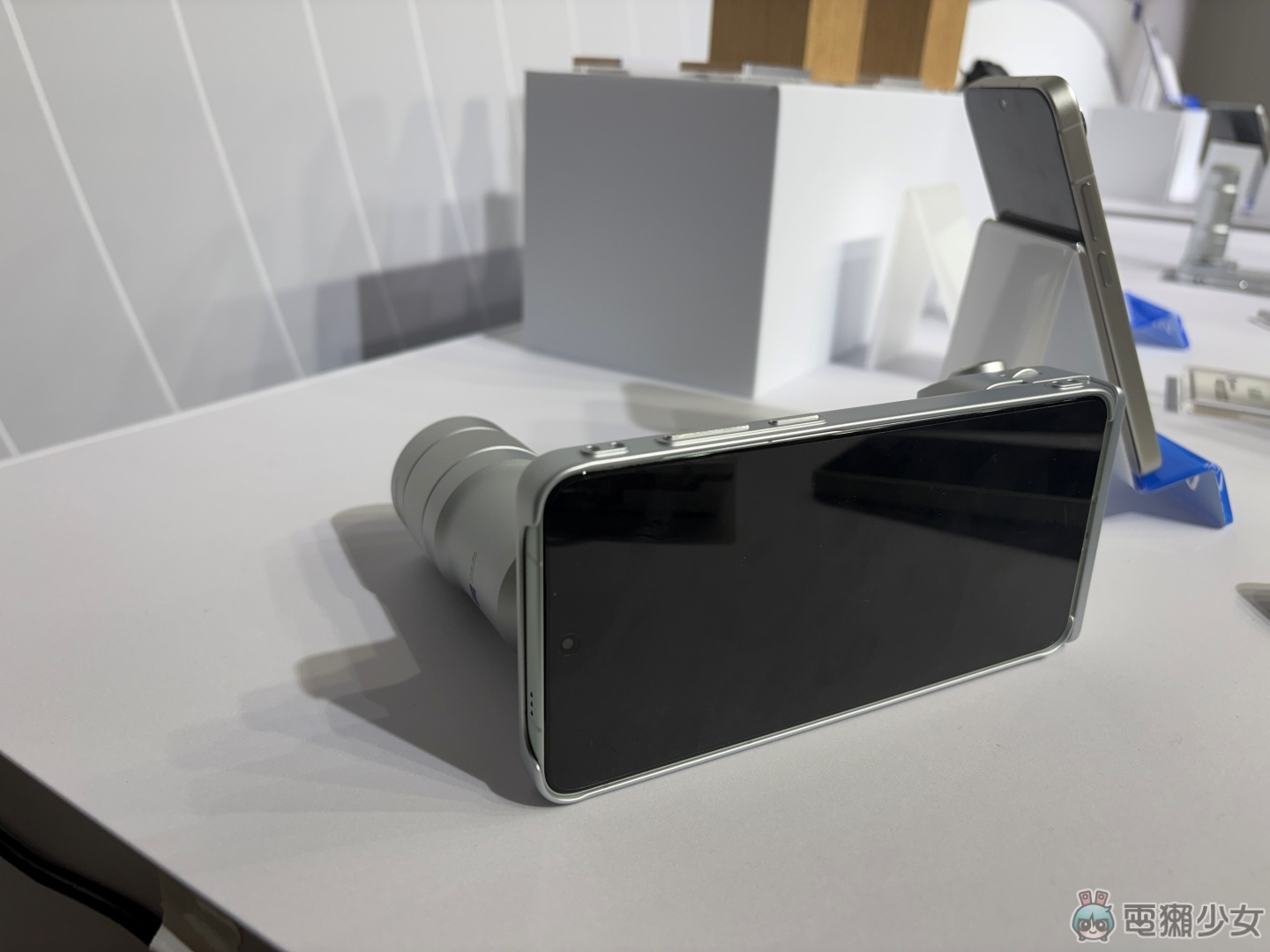 出門|手機還是口袋攝影機?vivo X300 Ultra 震撼登台 攜手 X300 FE 打造全焦段創作宇宙 出門|手機還是口袋攝影機?vivo X300 Ultra 震撼登台 攜手 X300 FE 打造全焦段創作宇宙