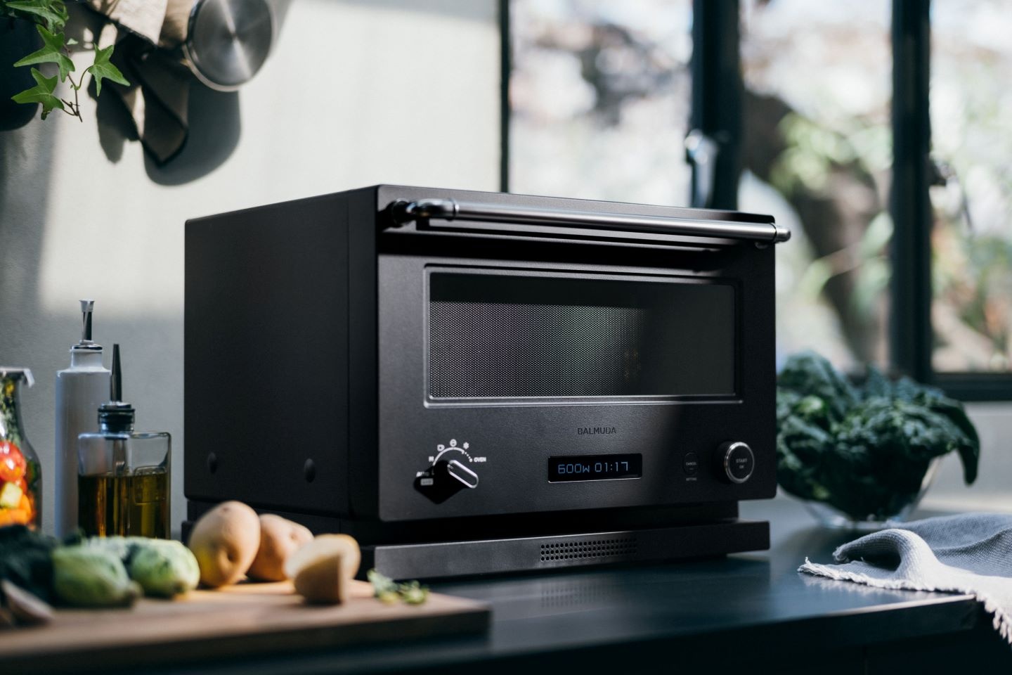 科技感十足的多功能烤箱！BALMUDA The Range 微波烤箱不僅實用，還增添有趣的聲光效果