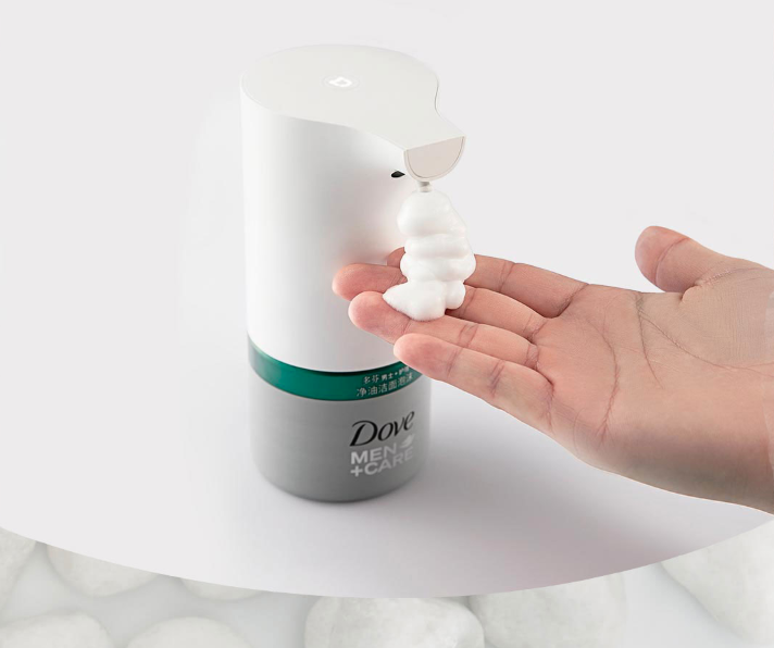 這次吐出的是洗臉用的泡泡 米家新推『 自動泡沫潔面機 』專門給男生使用喔！