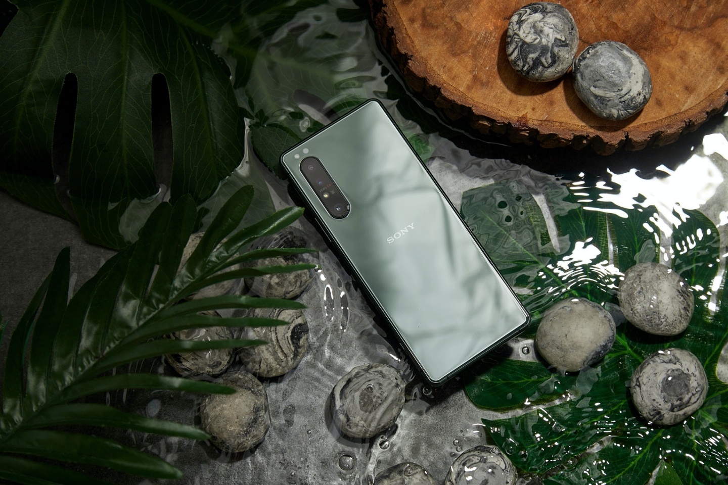 Sony ZV-1 影音神機推『 晨曦白 』新選擇 ; 旗艦機 Xperia 1 II 新色『 鏡湖綠 』記憶體同步提升至 12GB