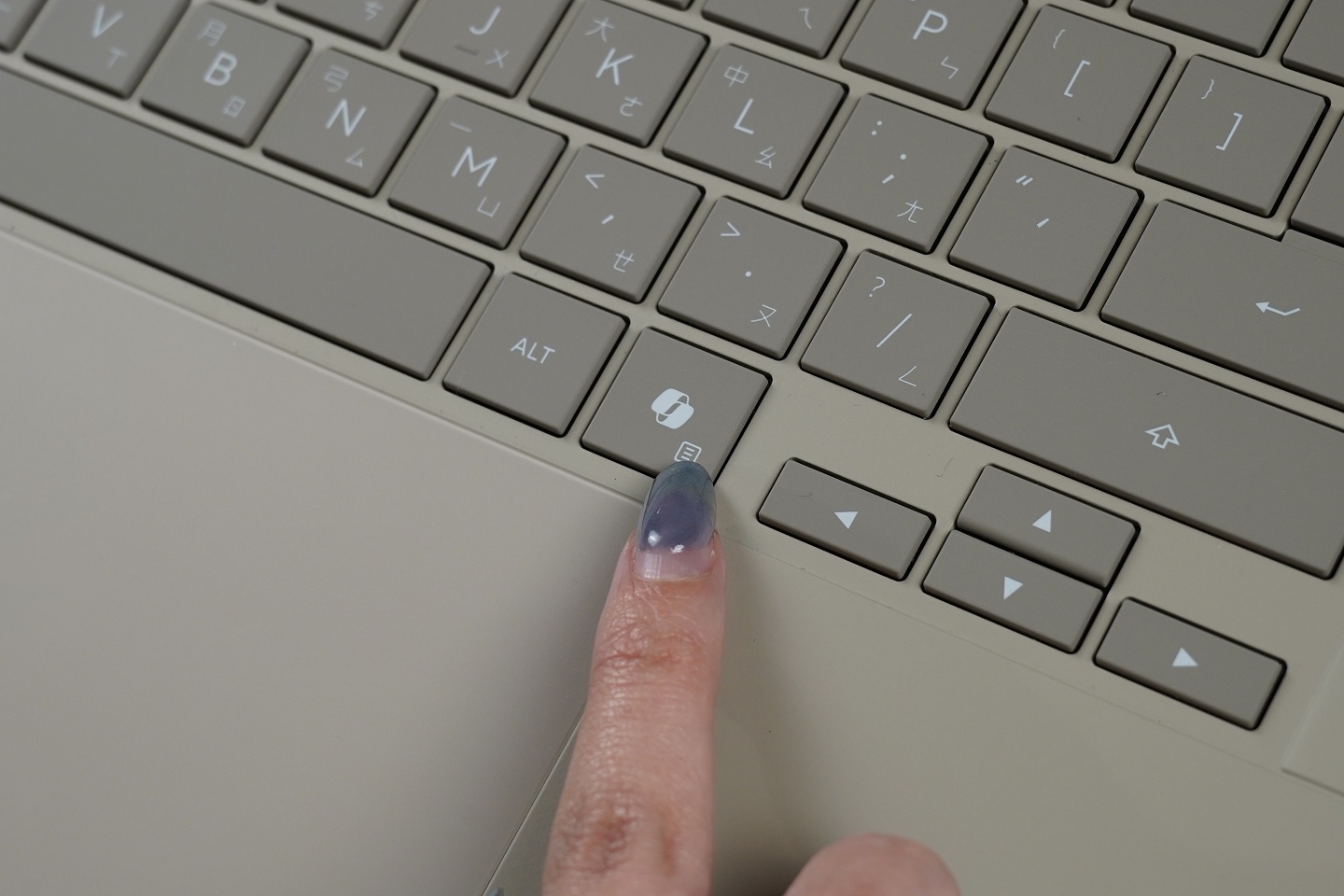 【評測】ASUS Zenbook A16 (UX3607OA) 開箱：金色機身我喜歡你啊 😍