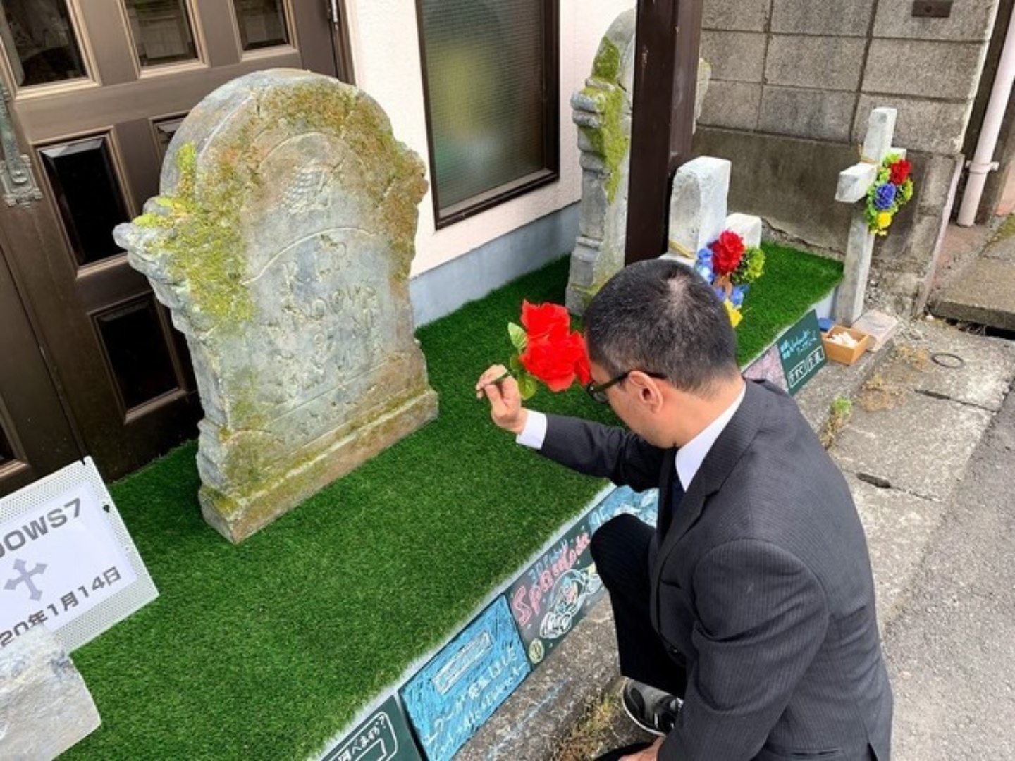 日本街頭出現Windows系統墓園，看來Windows 7 馬上也要入土安葬了！