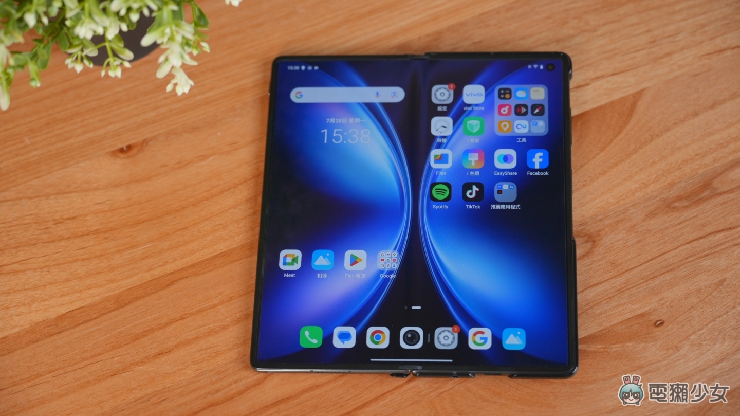 vivo X Fold5 開箱體驗：摺疊機也能又輕又強勁 蔡司鏡頭拍起來太好看了！