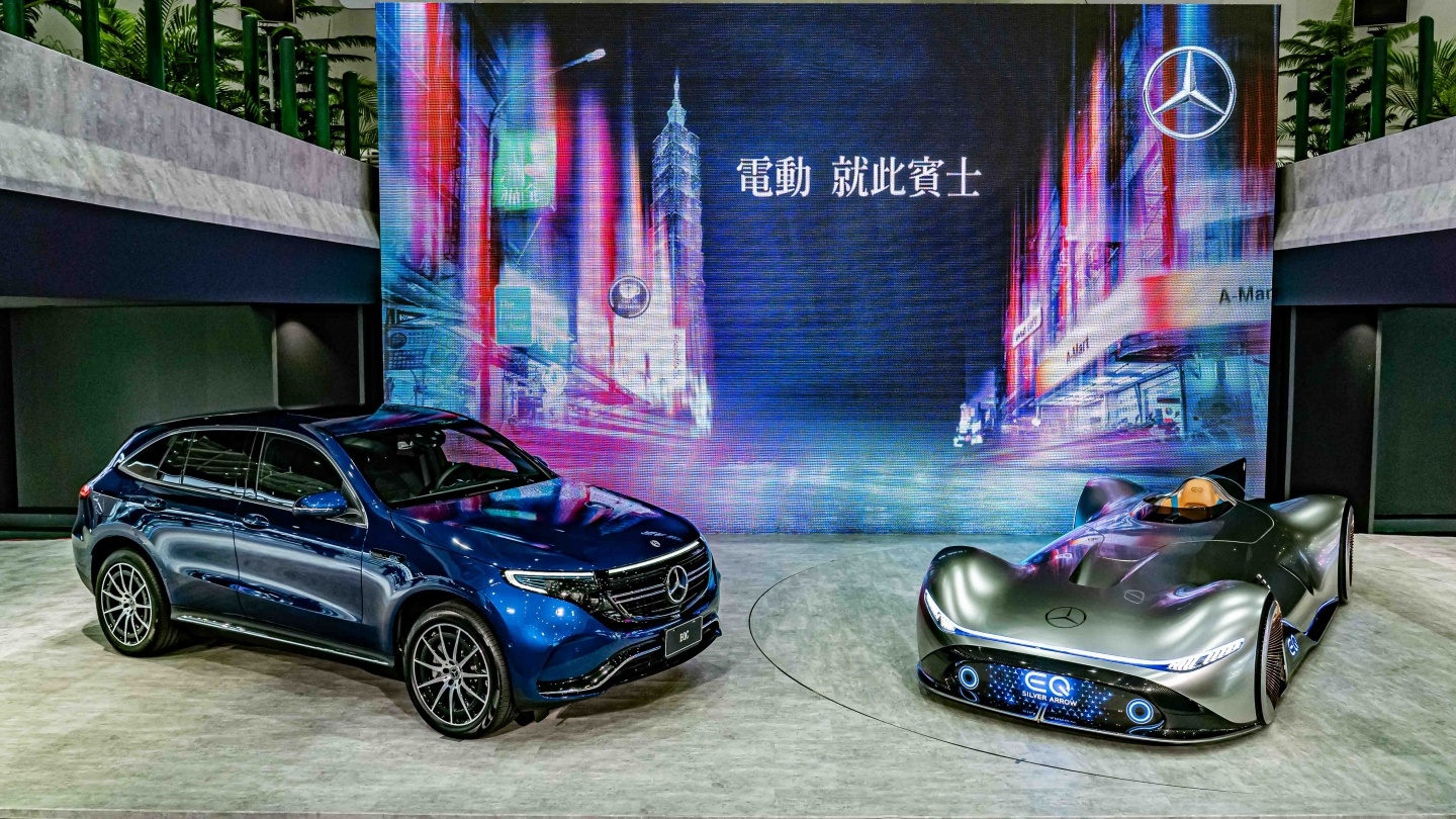 賓士電動車 EQC 在台灣開賣啦！充電 40 分鐘可以跑 450 公里，售價 330 萬元起