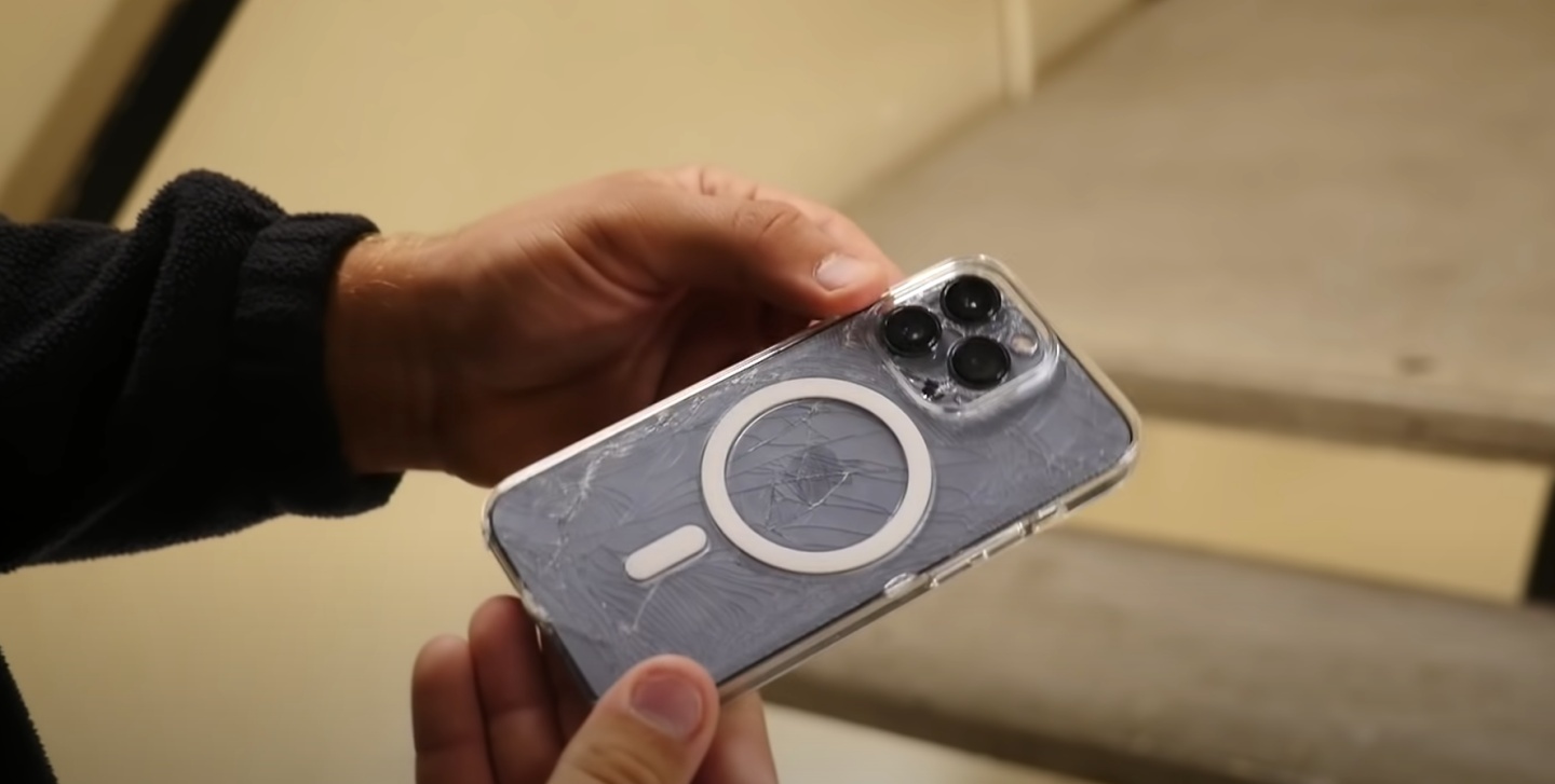 iPhone 13 Pro 與 Nokia 3310 誰更耐摔？來看國外 YouTuber 從 20 樓丟下的實測結果