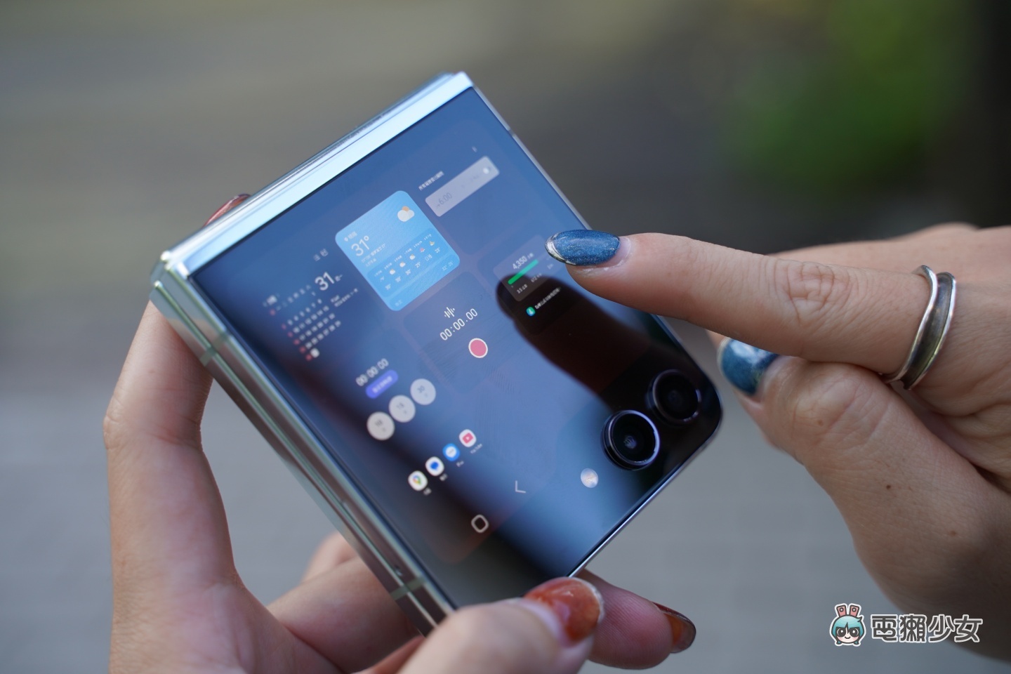 三星摺疊機 Galaxy Z Flip5 快速上手玩：3.4 吋的封面螢幕，真的能做到更多事情（加映：與 Z Flip4 差在哪？）
