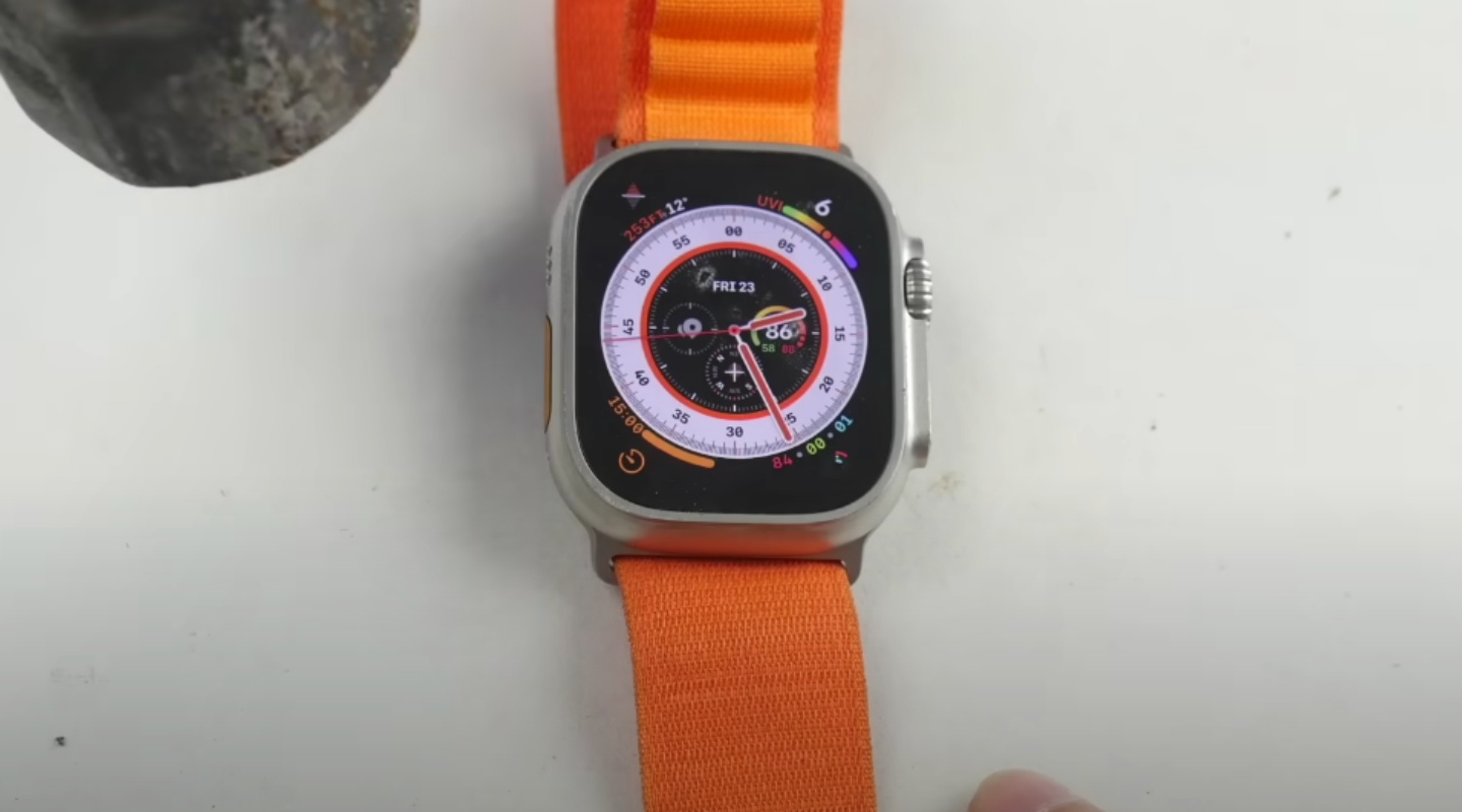 Apple Watch Ultra 夠不夠堅固？國外 YouTuber 拿鐵鎚猛敲 結果先被敲碎的是桌子