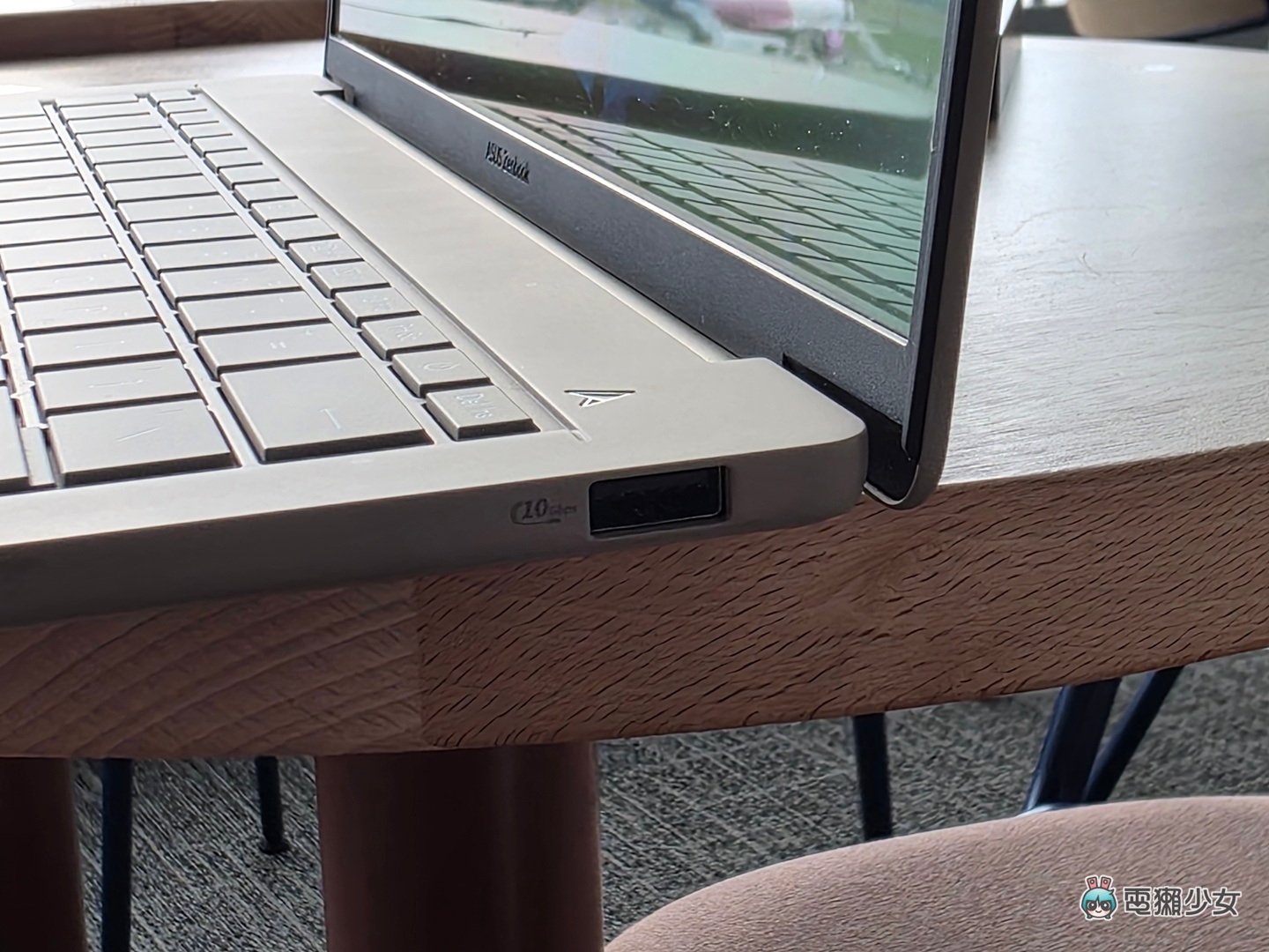 我選了一台高通筆電  ASUS Zenbook A14（UX3407）不到四萬元、低於一公斤