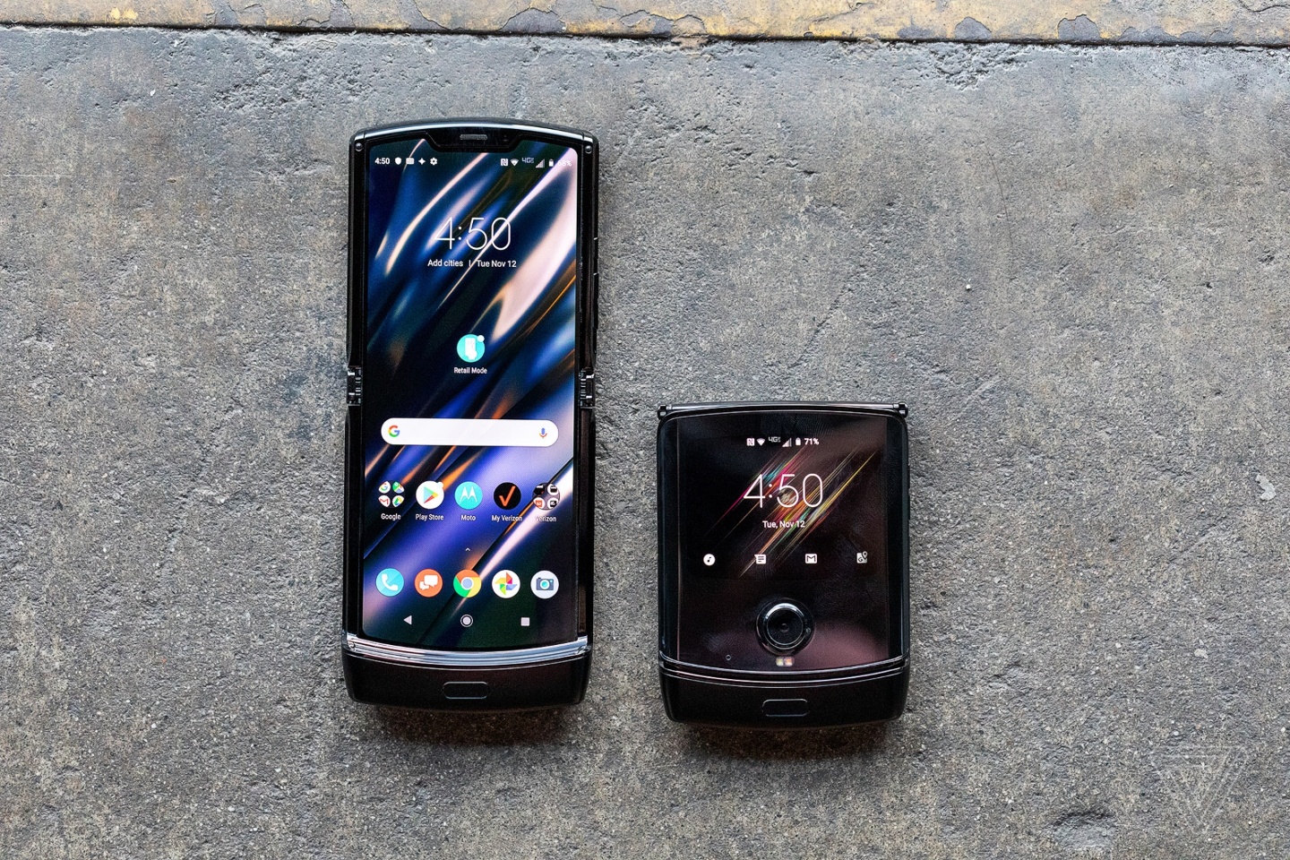 Motorola 摺疊手機『 RAZR 』因為討論度太高，需求超出供給，官方決定延後上市時間