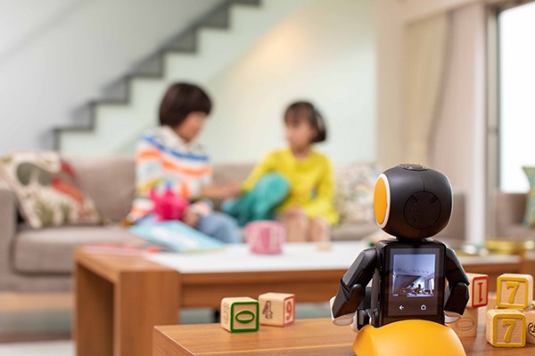 SHARP推出手機機器人RoBoHon新一代 可跳舞、看家、投影 但售價最高達18萬日圓