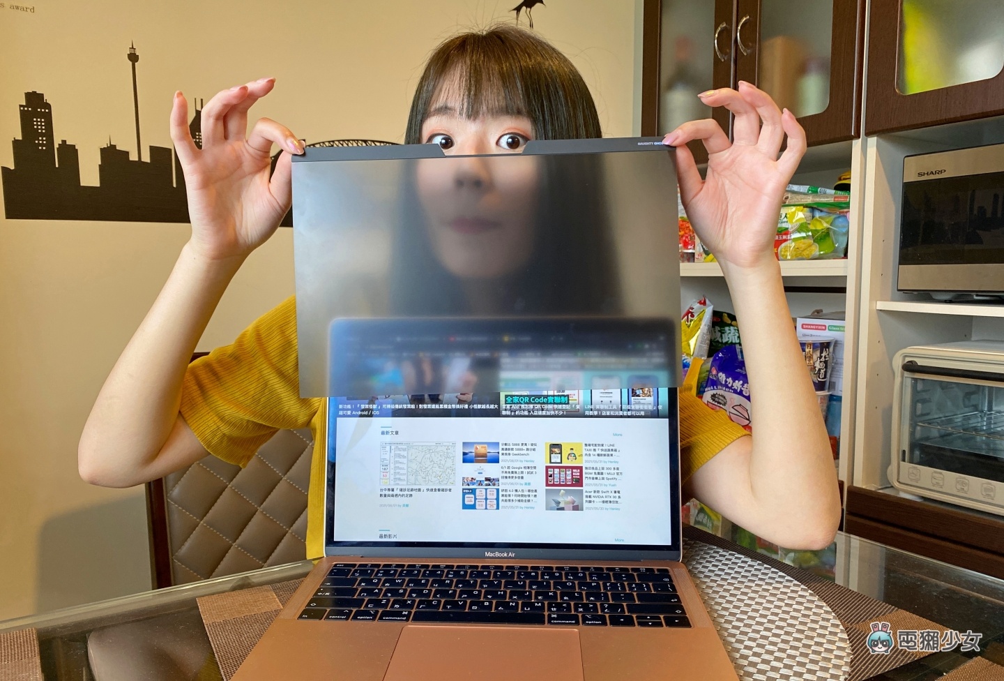 開箱｜在家工作也要顧隱私！『 MacBook 磁吸防窺保護貼 』拆裝便利 讓你輕鬆保有個人電腦空間