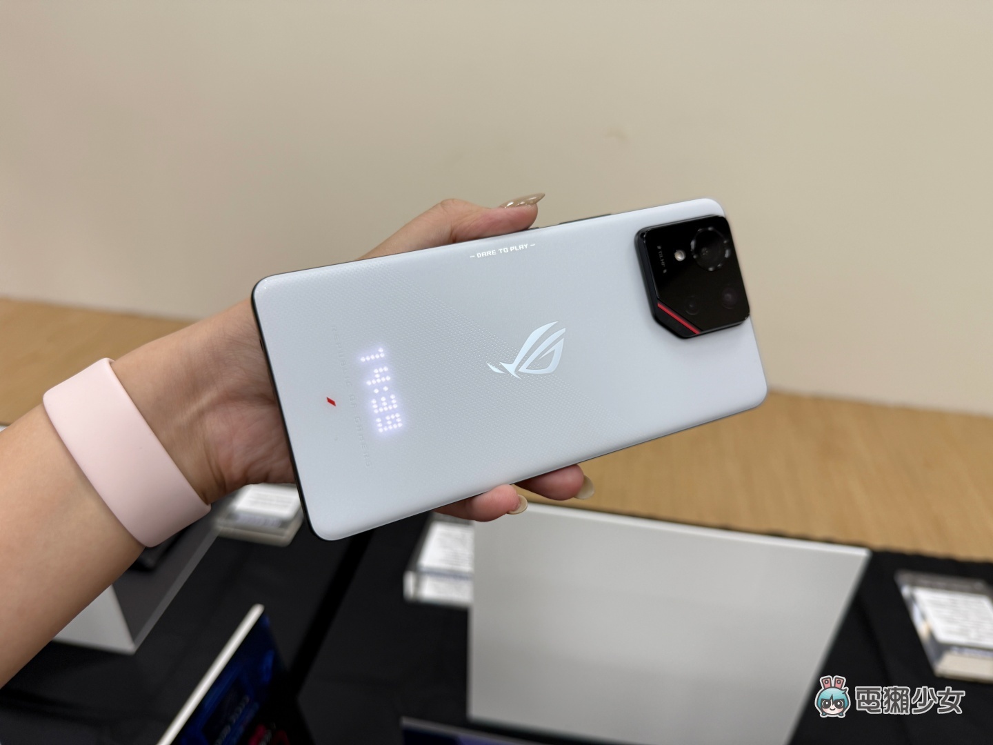 出門｜ROG Phone 9 系列強勢登場：AniMe Vision 變大了，還能玩超可愛的復古小遊戲！