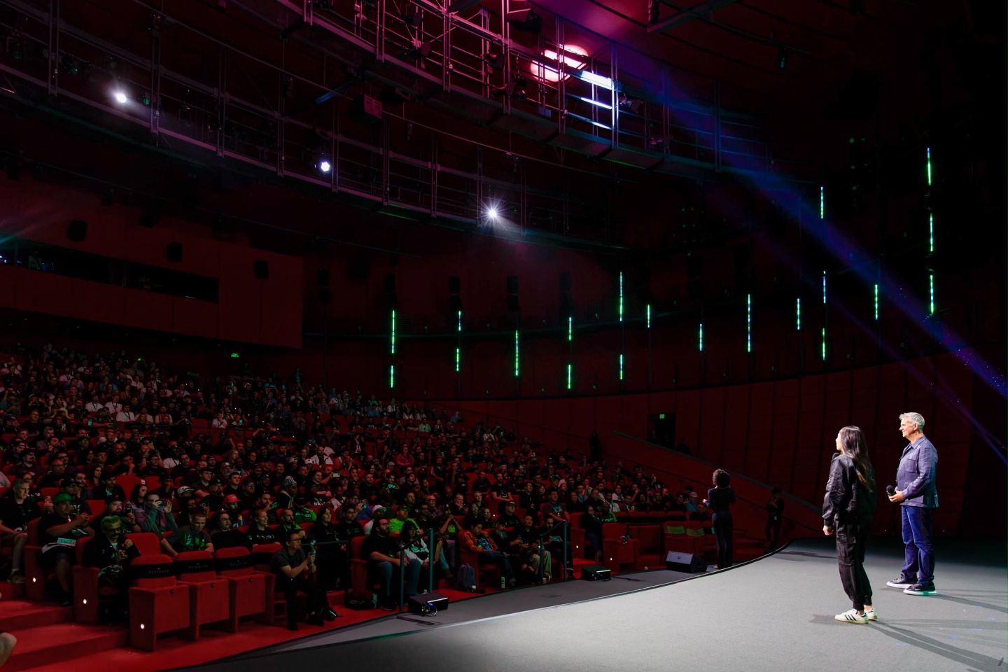 Xbox 新任執行長在 FanFest 上送限量主機 現場粉絲嗨翻