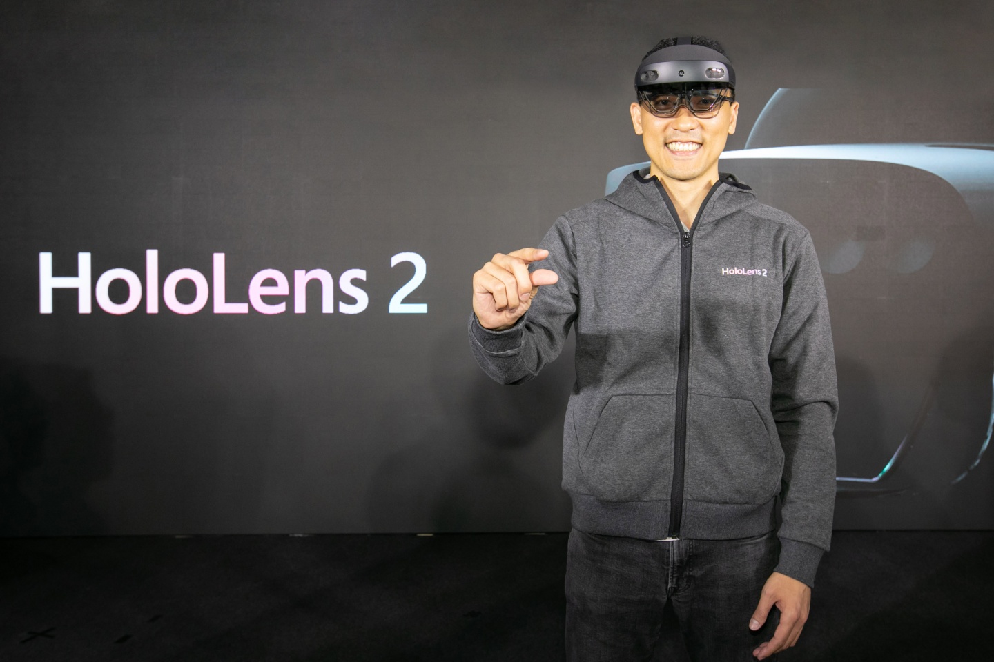 出門｜微軟混合實境頭戴設備『 HoloLens 2 』9 月在台開賣！遠端手術輔助、沉浸式劇院  將重新定義未來工作模式！