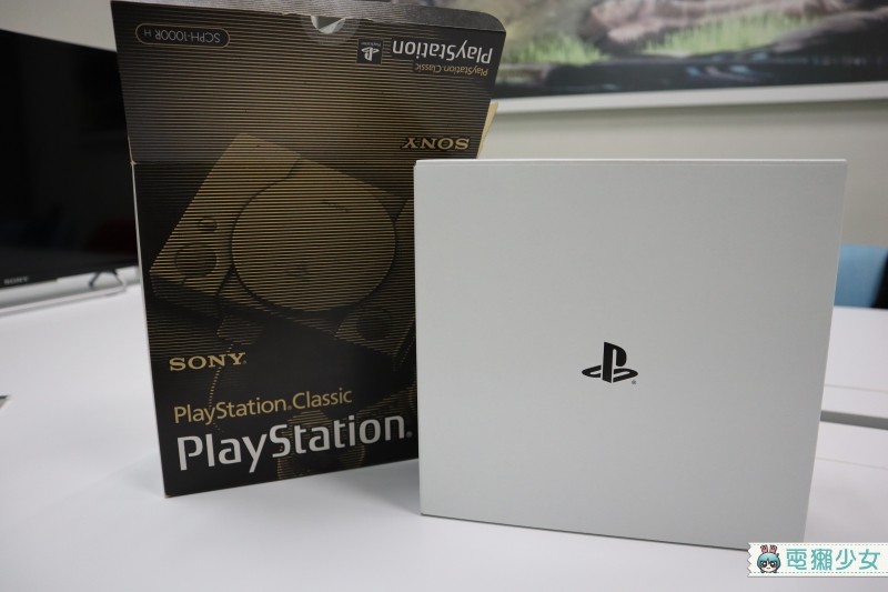 出門｜PlayStation初代主機迷你復刻版 『 PlayStation Classic 』第一手開箱心得 拿起來好輕好小好像玩具喔！