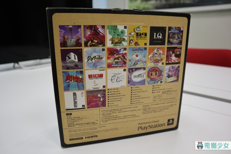 出門｜PlayStation初代主機迷你復刻版 『 PlayStation Classic 』第一手開箱心得 拿起來好輕好小好像玩具喔！