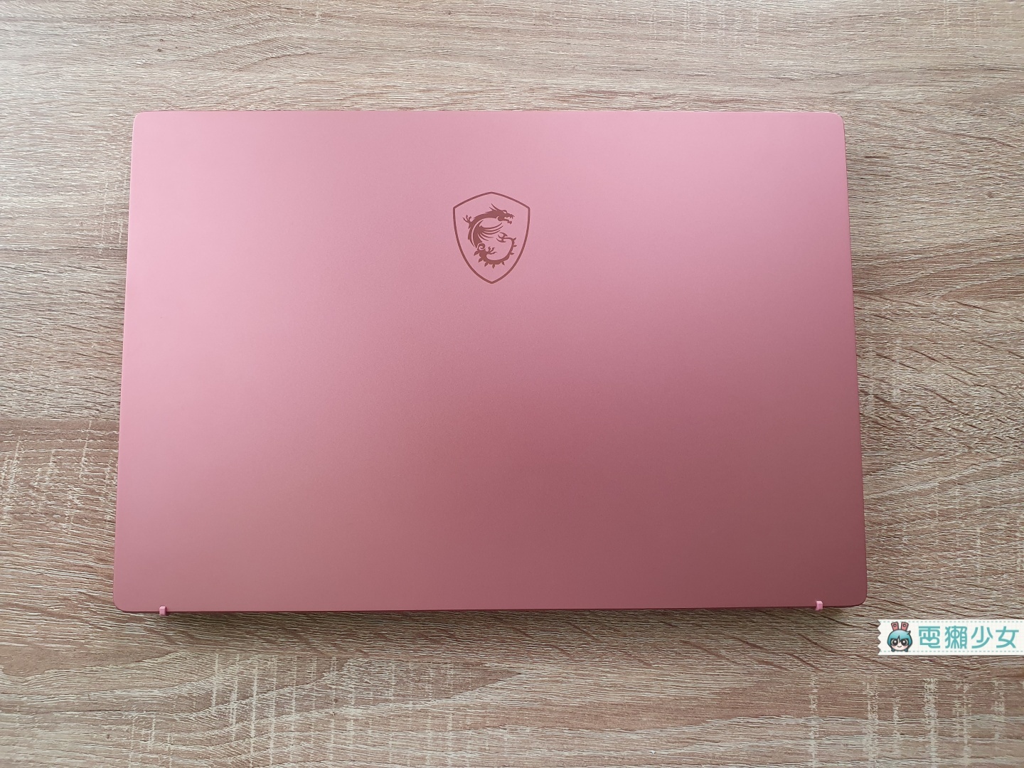 粉色 MSI Prestige 14 開箱，是正中紅心的乾燥玫瑰粉！整體表現夠強大嗎？