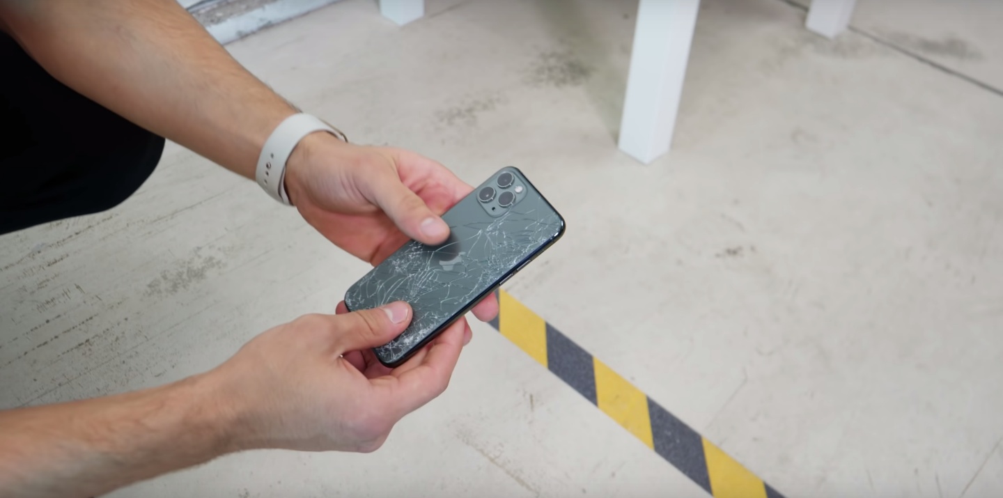 真的摔了！國外YouTuber實測iPhone 11 Pro系列耐摔程度 結果竟然高出預期？