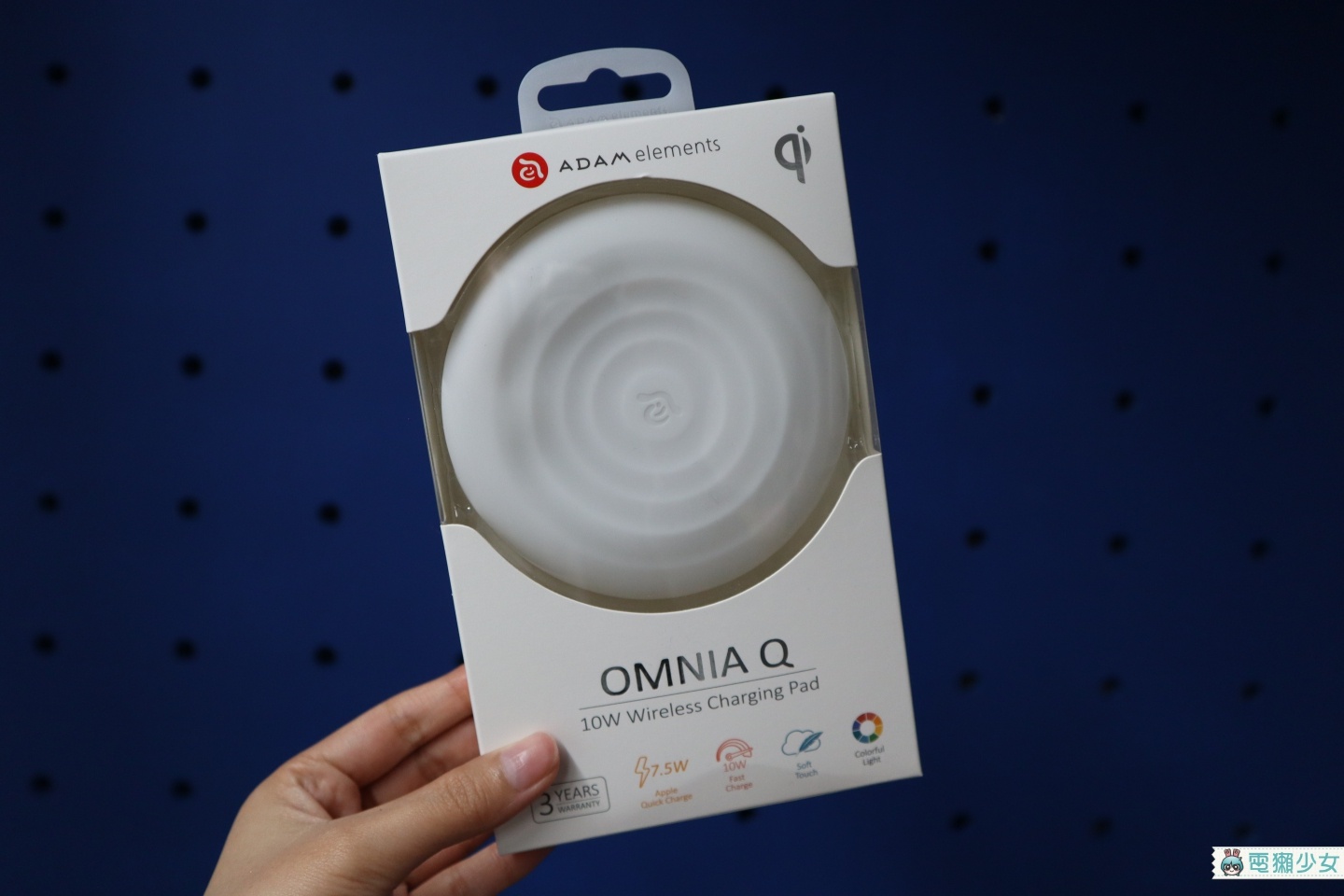 私物開箱｜無線充電盤竟然是軟的『 OMNIA Q 』同時也是我的小夜燈！