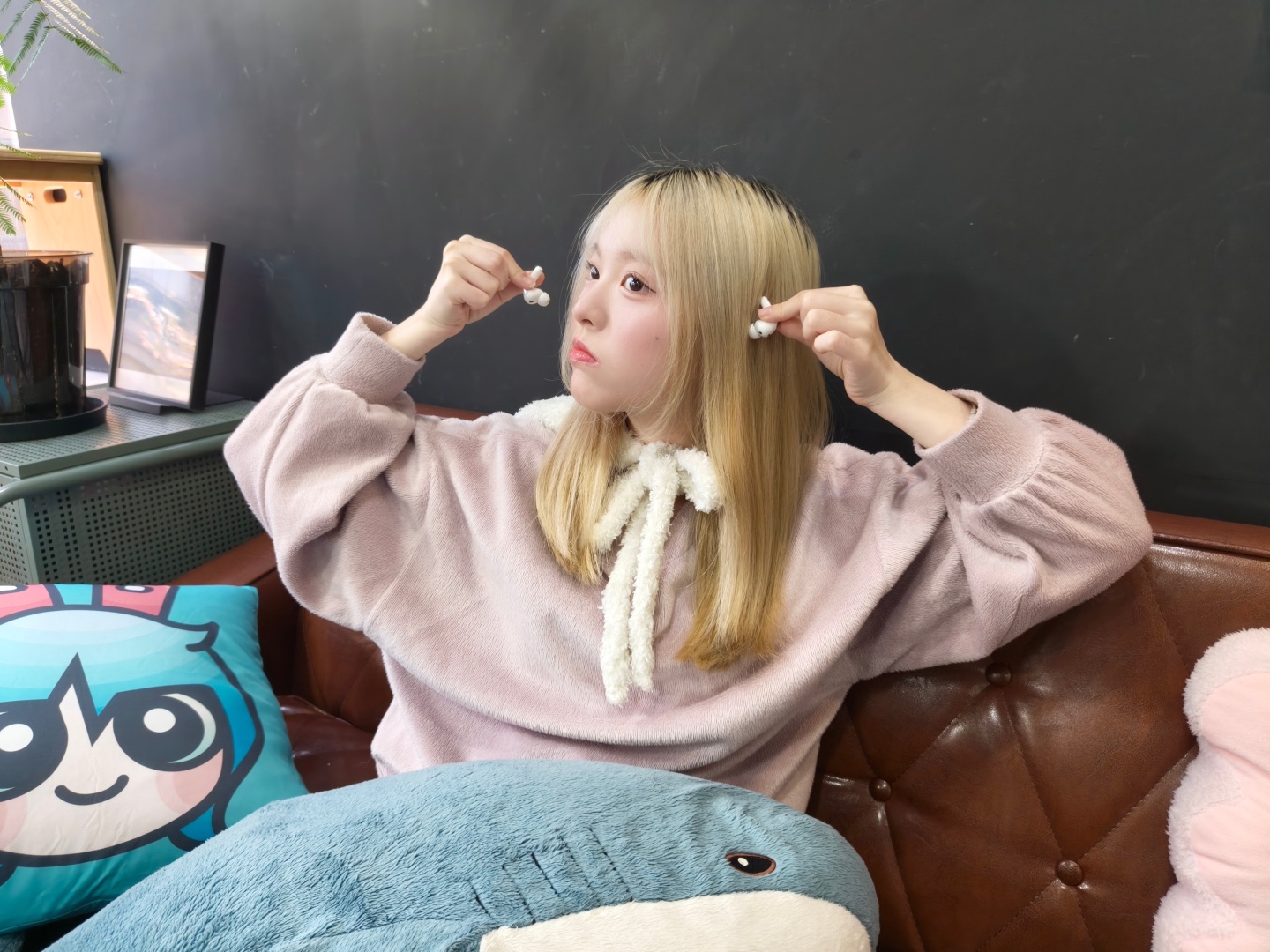 原來你戴了好幾年的 AirPods 根本戴錯?全球爆紅「正確戴法」掀戰火,連 AI 都來插嘴 原來你戴了好幾年的 AirPods 根本戴錯?全球爆紅「正確戴法」掀戰火,連 AI 都來插嘴