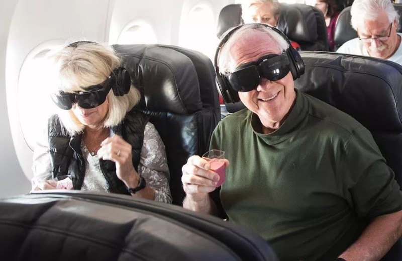 搭飛機好無聊？阿拉斯加航空打算讓你在飛機上看VR電影！