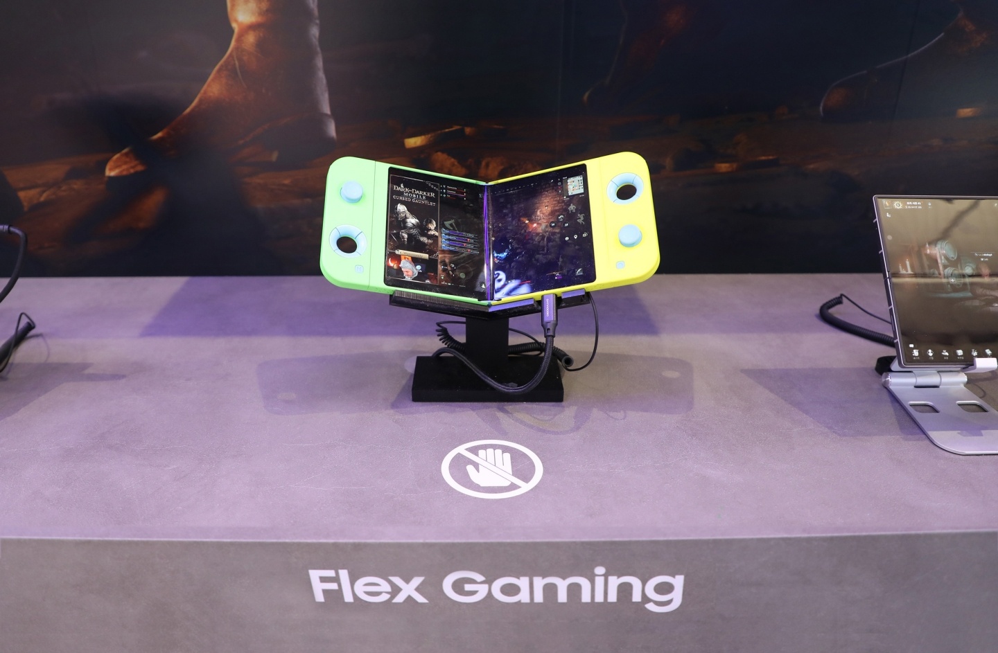 MWC 2025｜三星首款摺疊遊戲掌機 Flex Gaming 公開亮相