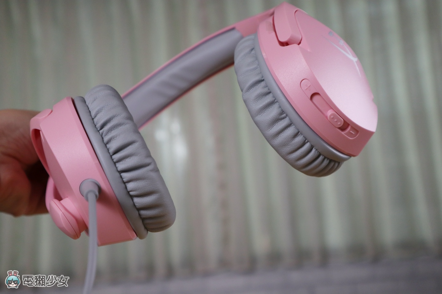 HyperX 最經典的『 Cloud Stinger 系列 』也出粉紅色耳機！主打輕量化設計，打遊戲也要很可愛