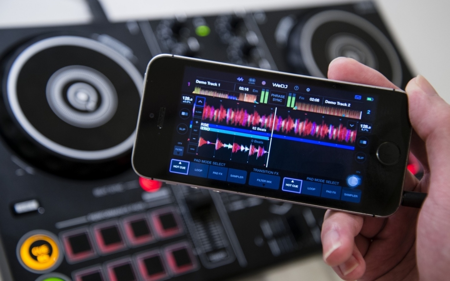 手殘也可以當DJ，只要有手機跟全新智慧型DJ控制器『 DDJ-200 』，隨時隨地都是Party Time!