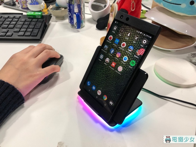 開箱｜Razer Phone 2的專屬無線充電座 超浮誇RGB燈光才能配得上電競手機啊～
