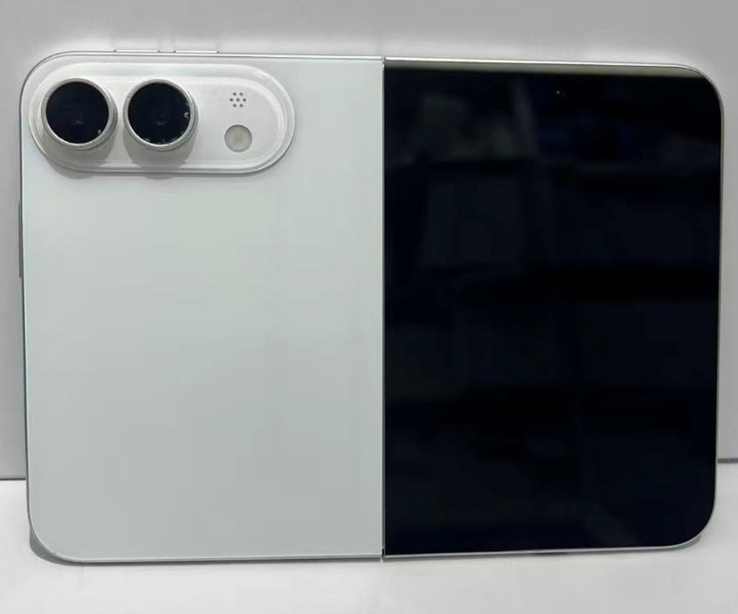 蘋果摺疊 iPhone 外型再曝光！神秘新機可能只有白色？