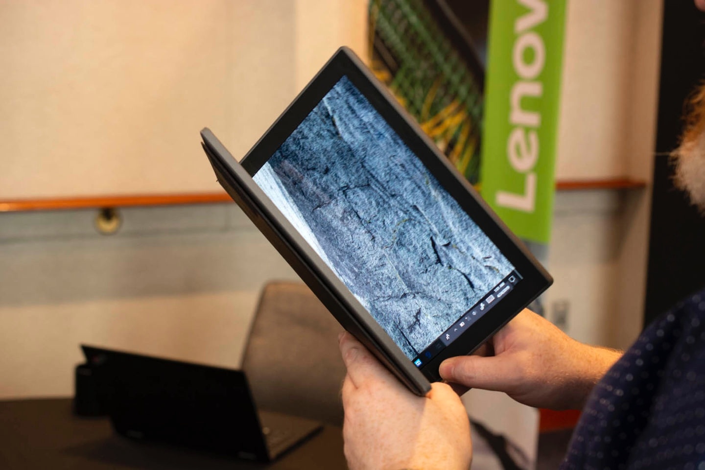Lenovo亮相全球首款『 摺疊筆電 』原型機，摺起來好像一本筆記本呀!!!