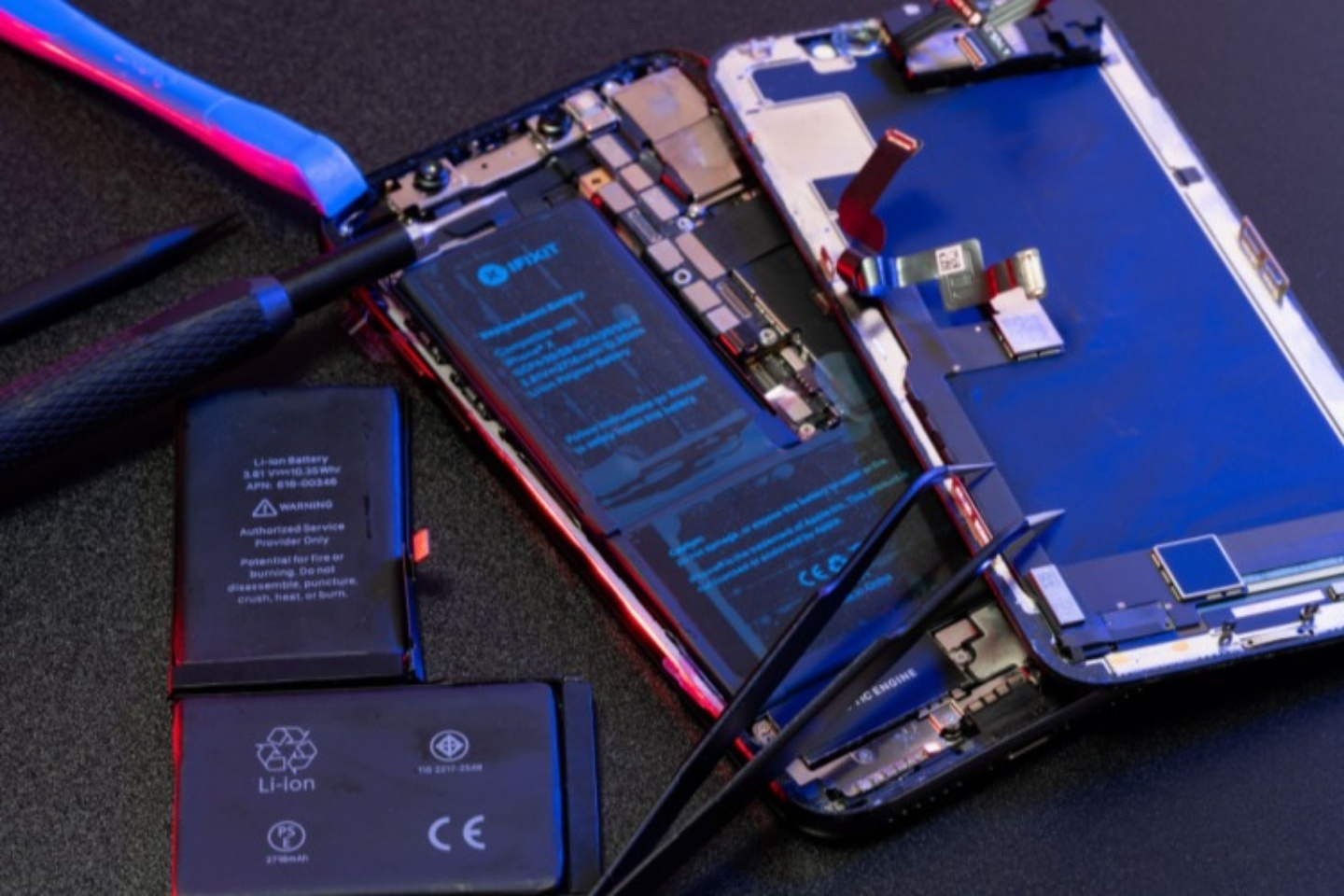 歐盟推新法，2027 年前電子設備都要具備可拆卸電池！手機、平板、筆電等產業可能都受影響