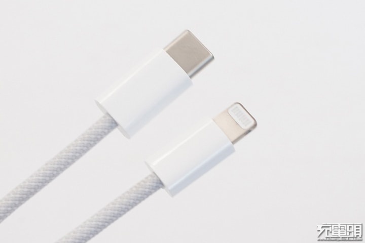 第一次換線材！iPhone 12 可能改用更堅固的 Lightning to USB-C 編織充電線